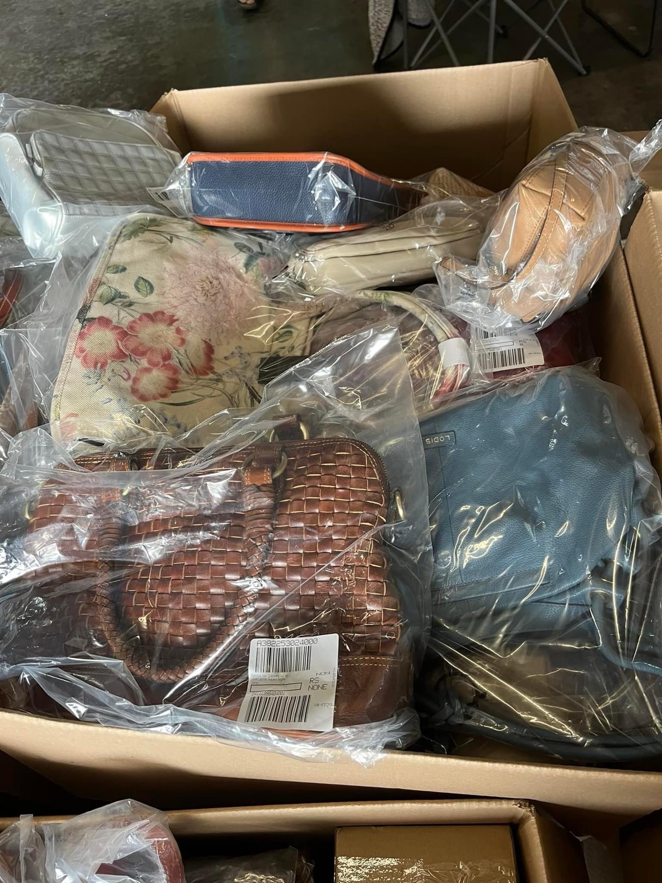 Woman bags & purse pallets Woman bags & purse pallets